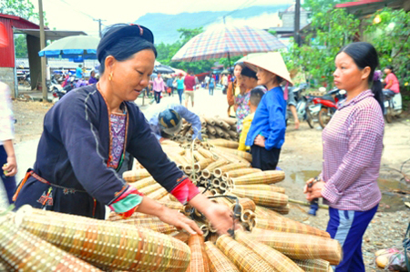 Đan rọ tôm là nghề mang lại thu nhập ổn định cho người dân một số xã của huyện Yên Bình.
